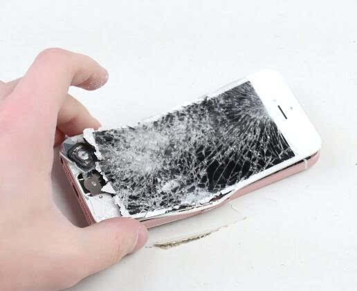 視頻：全球首虐！摧機狂魔玩死iPhone?SE