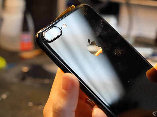 閃瞎！改裝蘋果iPhone 7 Plus發光LOGO
