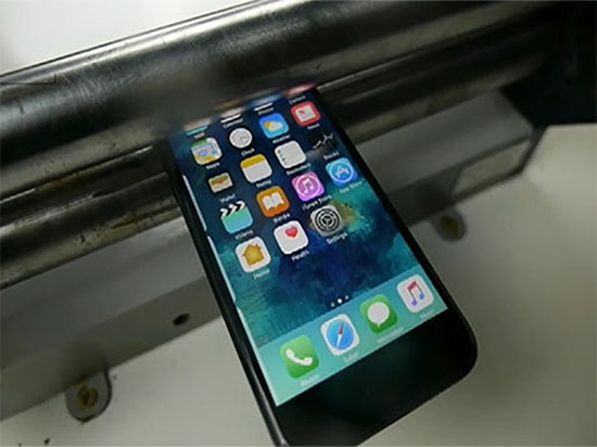 心肝疼！iPhone7被滾壓機瞬間碾成渣