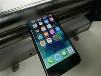 心肝疼！iPhone7被滾壓機瞬間碾成渣