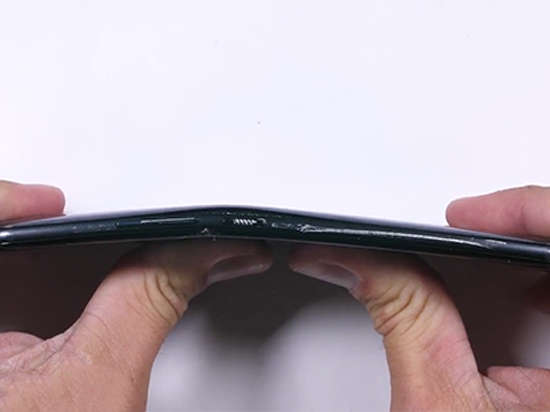軟件強大硬件弱雞？HTC U11輕而易舉被掰彎