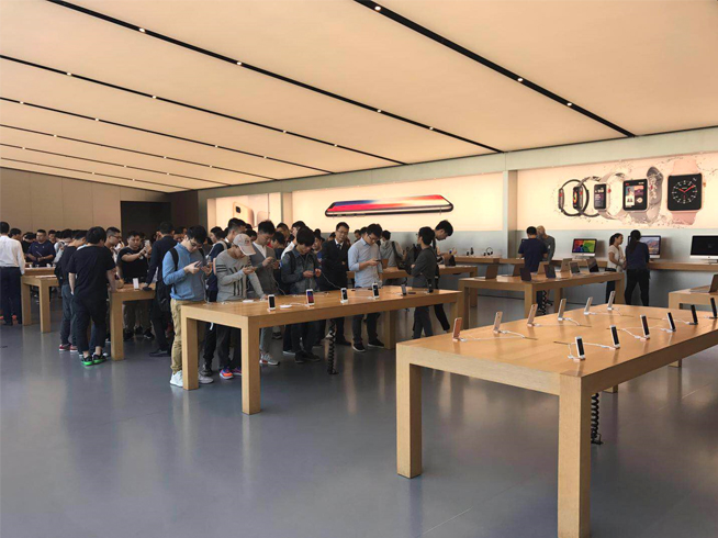 iPhone X上市現場：蘋果店排長龍，果粉愛不釋手