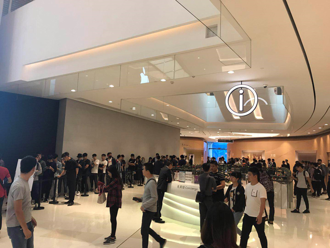 iPhone X上市現場：蘋果店排長龍，果粉愛不釋手