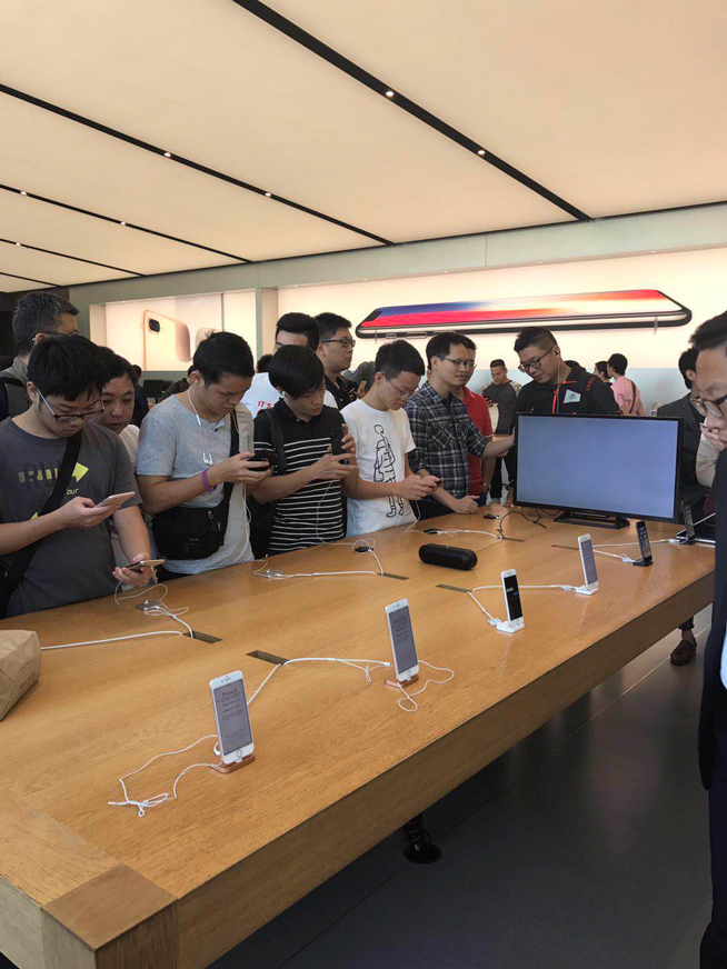 iPhone X上市現場：蘋果店排長龍，果粉愛不釋手