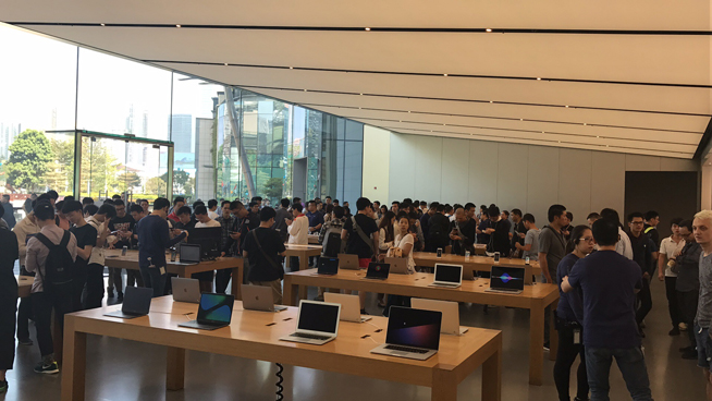 iPhone X上市現場：蘋果店排長龍，果粉愛不釋手