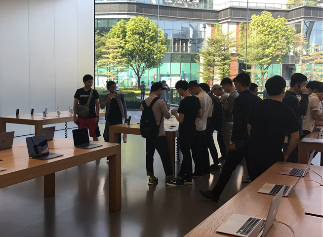 iPhone X上市現場：蘋果店排長龍，果粉愛不釋手
