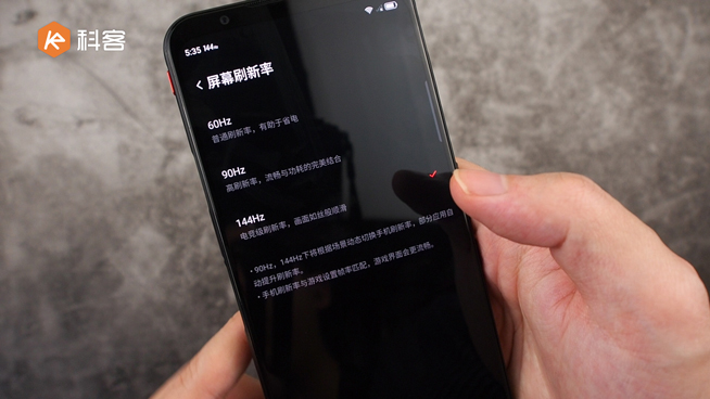 紅魔5G游戲手機上手：144Hz超競屏行業(yè)最佳 用它吃雞把把穩(wěn)