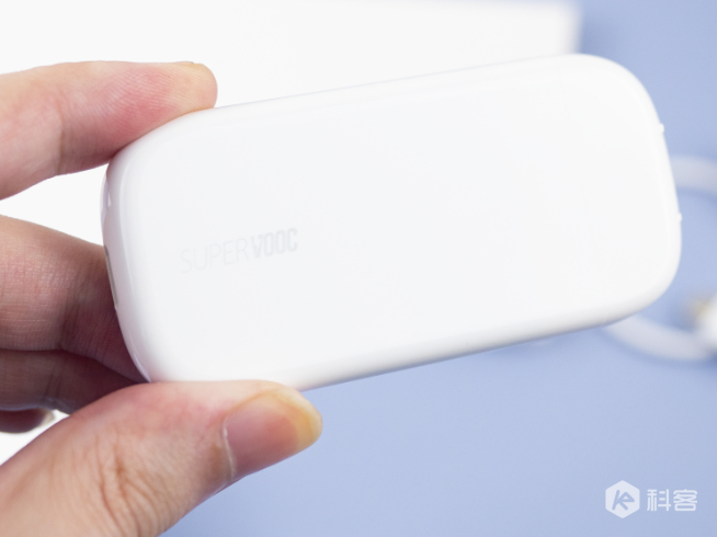 OPPO 50W超閃餅干充電器首發(fā)實測：便攜性滿分 根本不像是個充電器