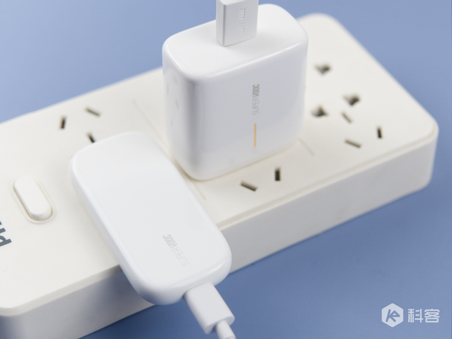 OPPO 50W超閃餅干充電器首發(fā)實測：便攜性滿分 根本不像是個充電器