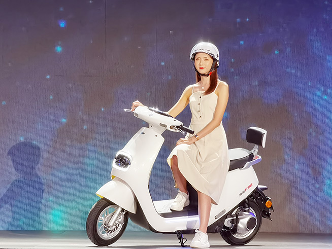 破解電動車行業(yè)難題！雅迪冠能系列新品發(fā)布，充電一次跑122公里