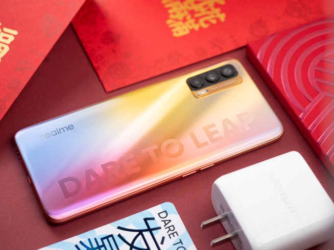 realme V15錦鯉手機(jī)開箱：1500元內(nèi)無敵手！50W閃充降維打擊