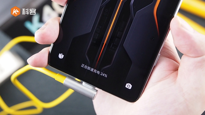 Redmi K40游戲版上手：1999元起降維打擊！游戲?qū)崪y(cè)表現(xiàn)如何？