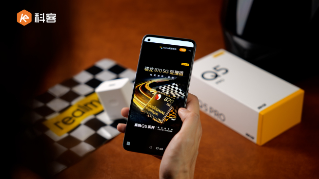 ?真我Q5 Pro上手體驗：棋盤格新設計老味道！千元80W閃充夠不夠香？