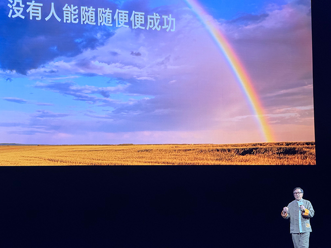 Magic6至臻版+RSR保時捷設計！榮耀發多款新品，趙明豪言遙遙領先