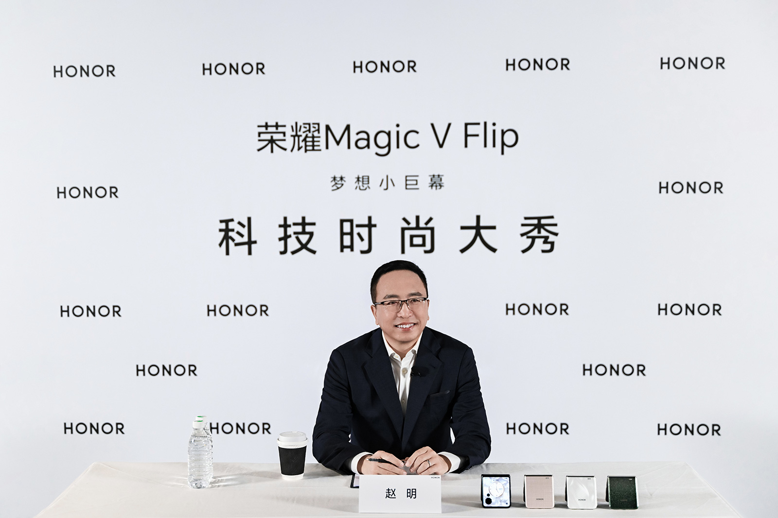 榮耀Magic V Flip重新盤活小折疊，趙明稱蘋果AI落后榮耀三年